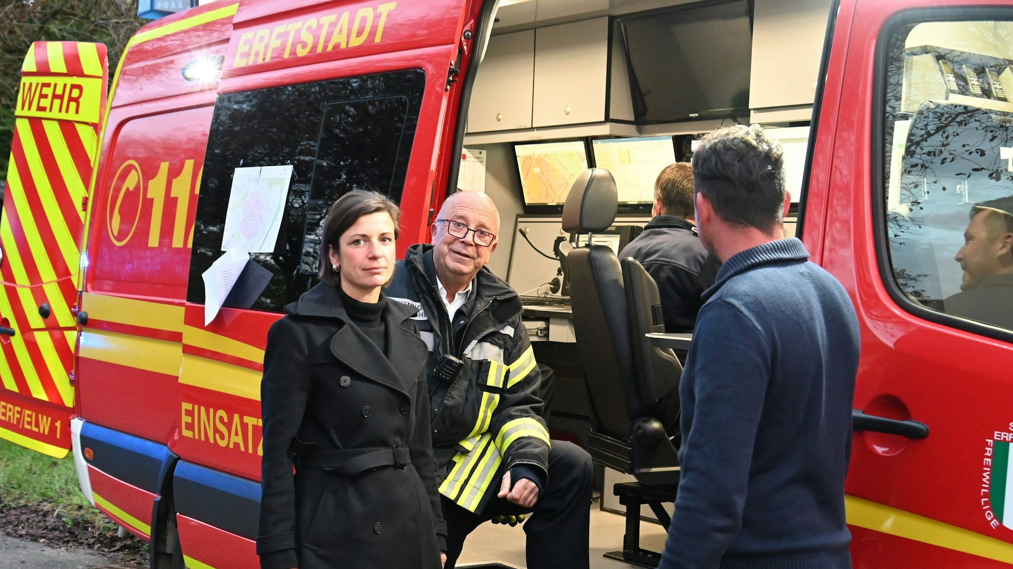 Bürgermeisterin Carolin Weitzel und Einsatzleiter Werner Erkens am Einsatzleitwagen.