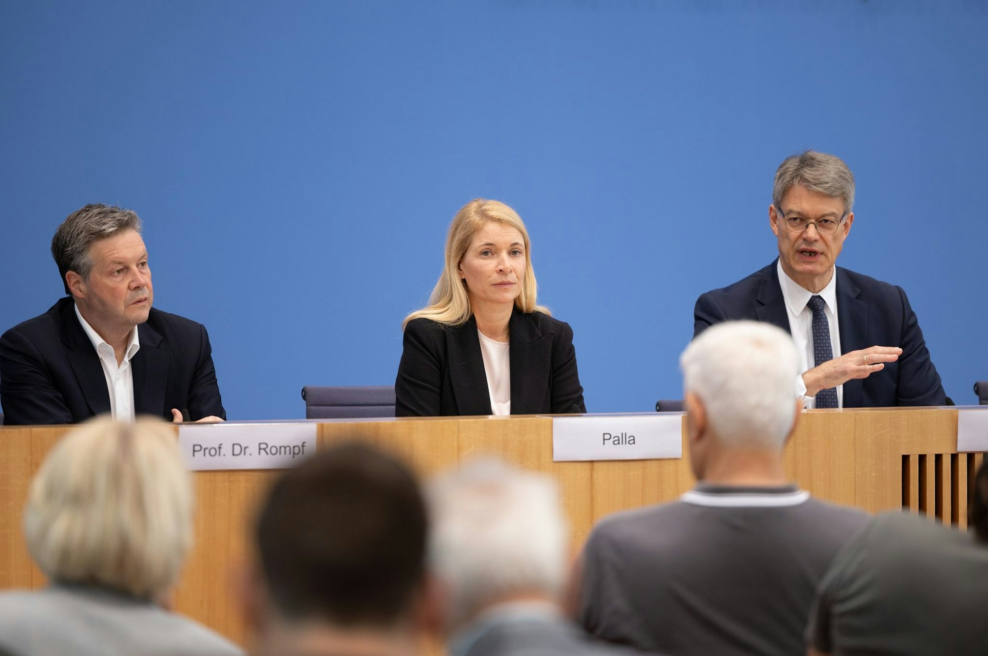 Sie wollten Zuversicht verbreiten, doch der Neustart ist erst einmal ausgebremst worden. Die Eisenbahn- und Verkehrsgewerkschaft wehrt sich gegen die Berufung von Dirk Rompf (l) als Infrastruktur-Chef.
