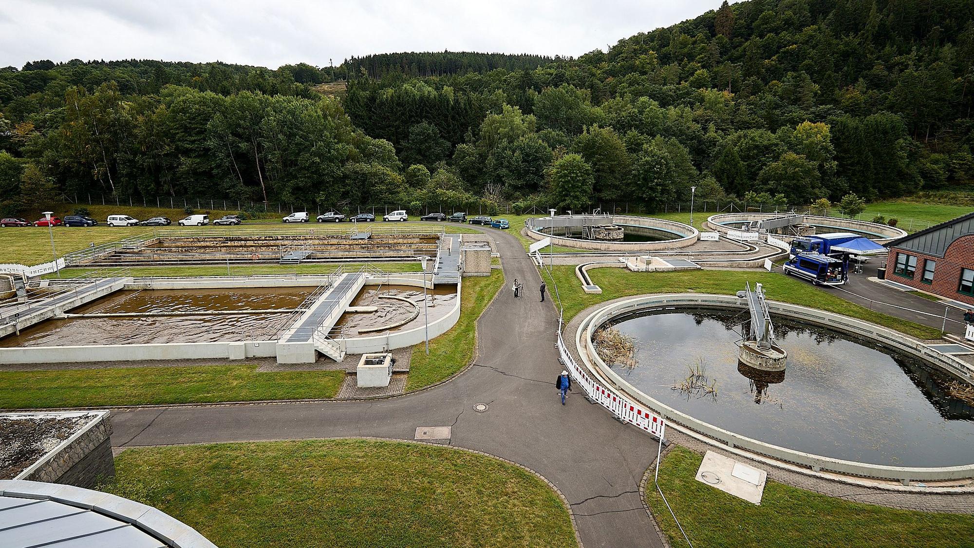 Das Übersichtsfoto zeigt das Außengelände der Kläranlage in Gemünd, zu der zahlreiche mit Wasser gefüllte Becken gehören.
