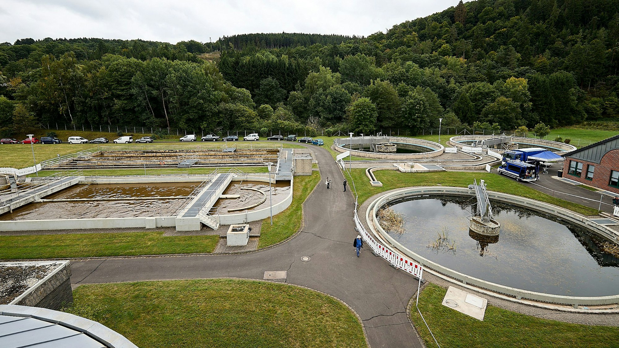 Das Übersichtsfoto zeigt das Außengelände der Kläranlage in Gemünd, zu der zahlreiche mit Wasser gefüllte Becken gehören.