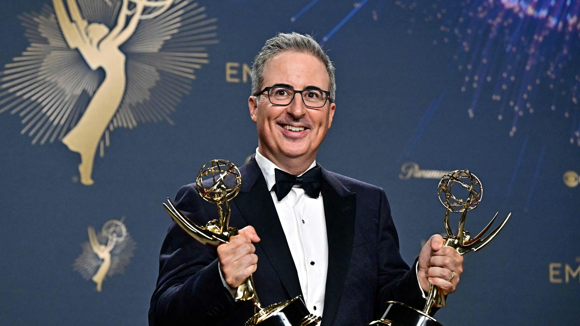 John Oliver mit seinen beiden Emmy-Trophäen.