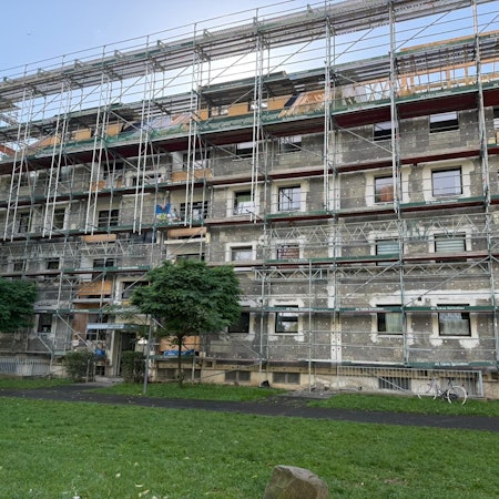 Eine eingerüstete Häuserfassade in Köln-Flittard.