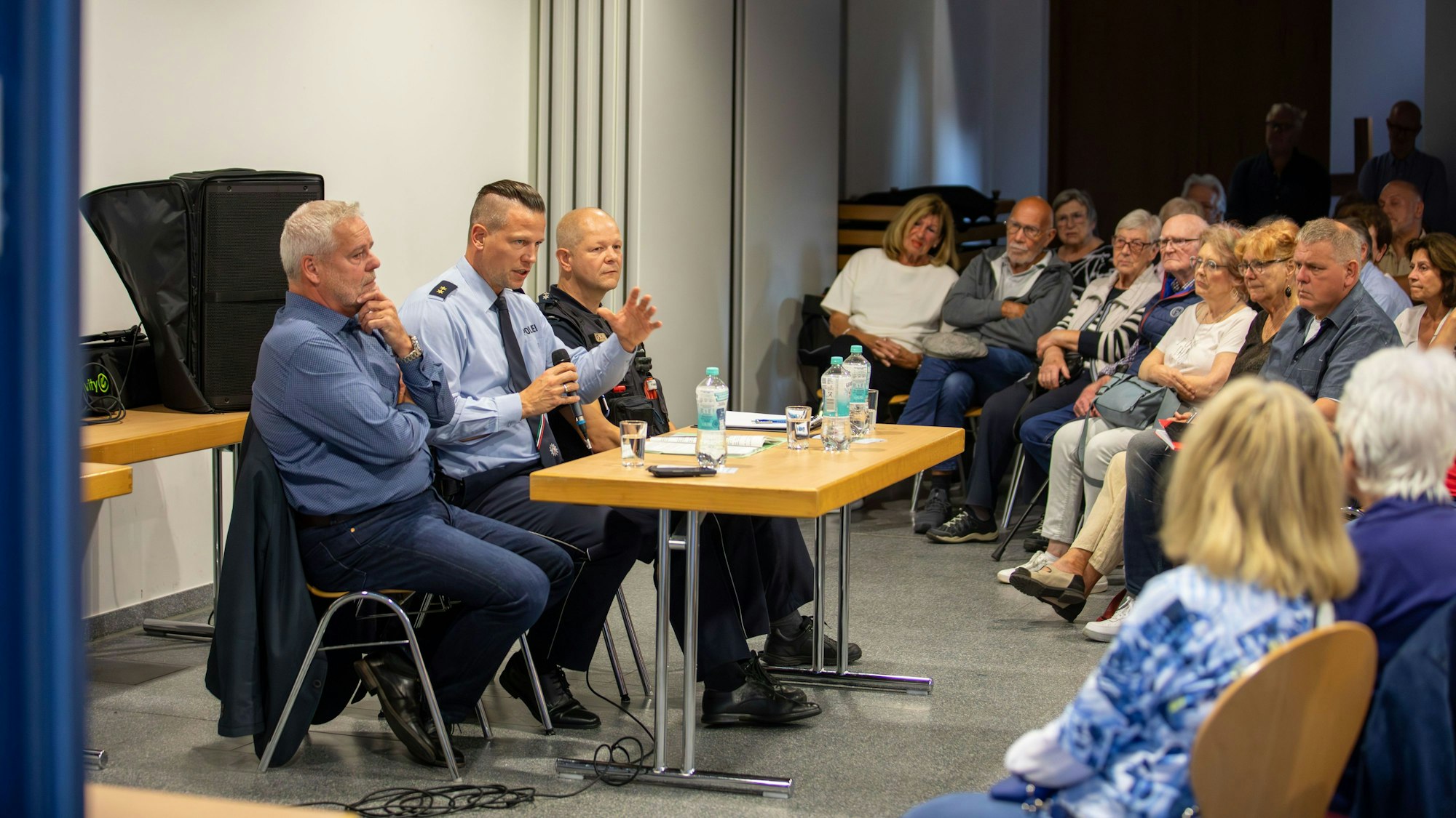 Im Gespräch mit den Bürgerinnen und Bürgern: Bernd Reuther, Leiter des Kriminalkommissariats 43, Stefan Bauerkamp, Leiter der Polizeiinspektion 5, und Sascha Schäfer, Bezirksbeamter. (v.l.)
