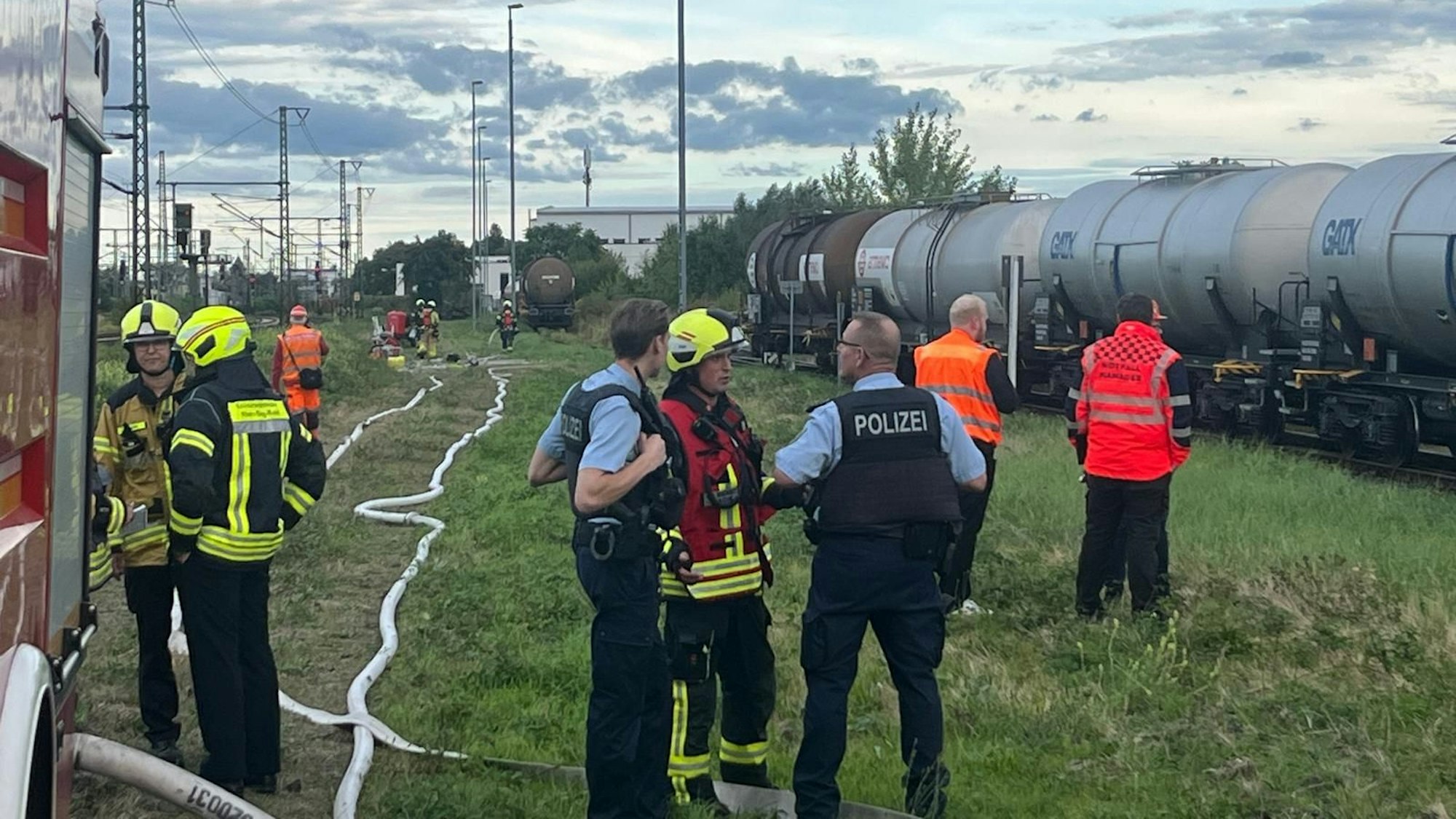 Bei Rangierarbeiten fiel auf, dass Wasserstoffperoxid aus einem Kesselwagen austrat. Im Bild der braune Wagen am Ende der Reihe.