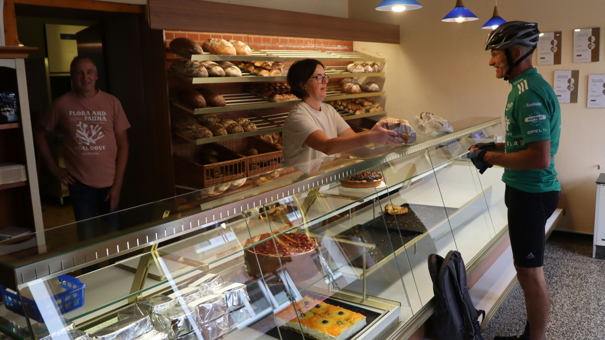 Zu sehen ist der Verkaufsraum mit Theke eine Bäckerei.