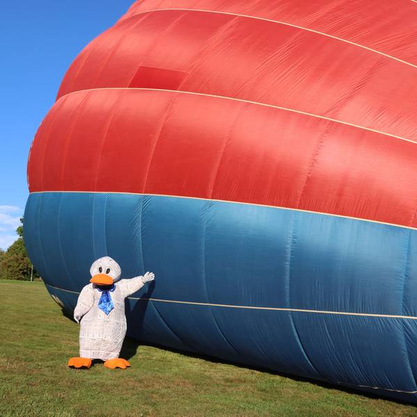 Paula ist ganz klein neben dem großen Ballon