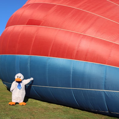 Paula ist ganz klein neben dem großen Ballon