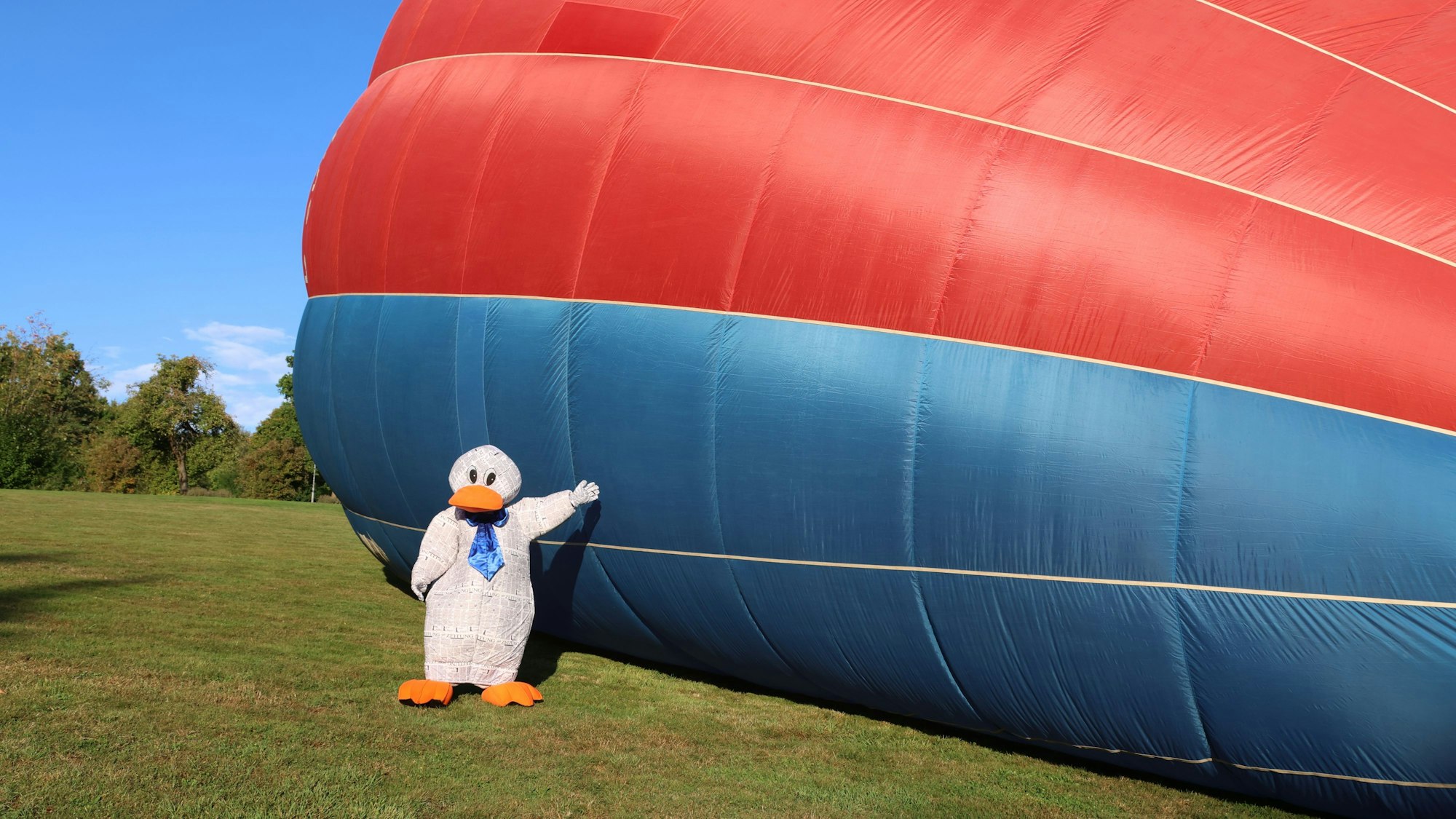Paula ist ganz klein neben dem großen Ballon