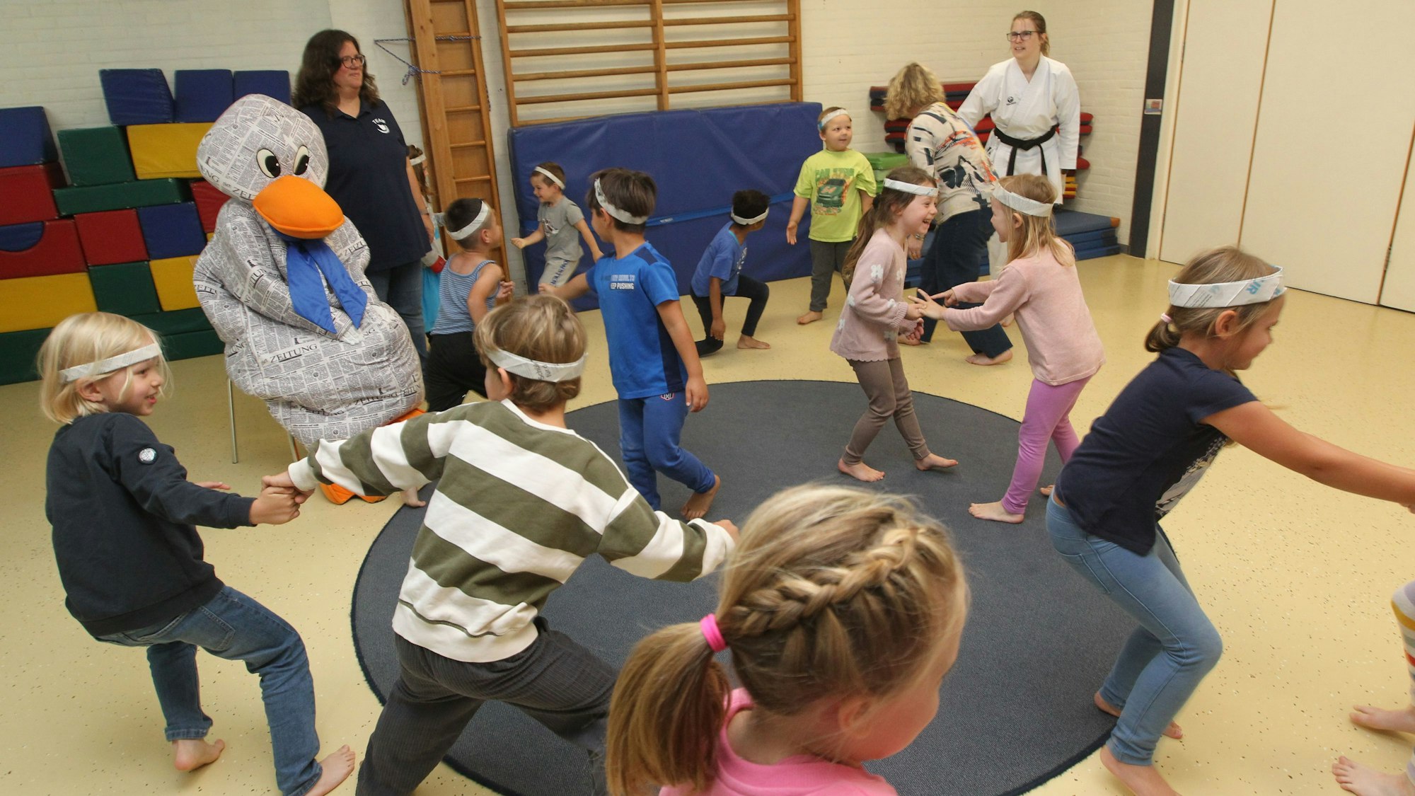 Karatesportmäßig ging es zu bei Paula Prints Besuch im Familienzentrum Vogelnest in Windeck-Rosbach.
