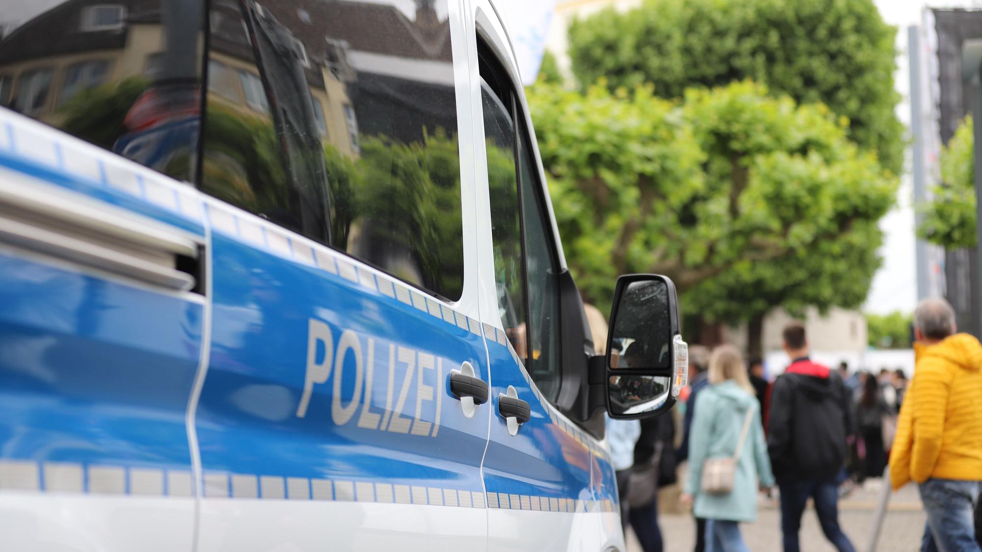 Ein Einsatzfahrzeug der Polizei parkt am Rande einer Einkaufsstraße (Symbolfoto).