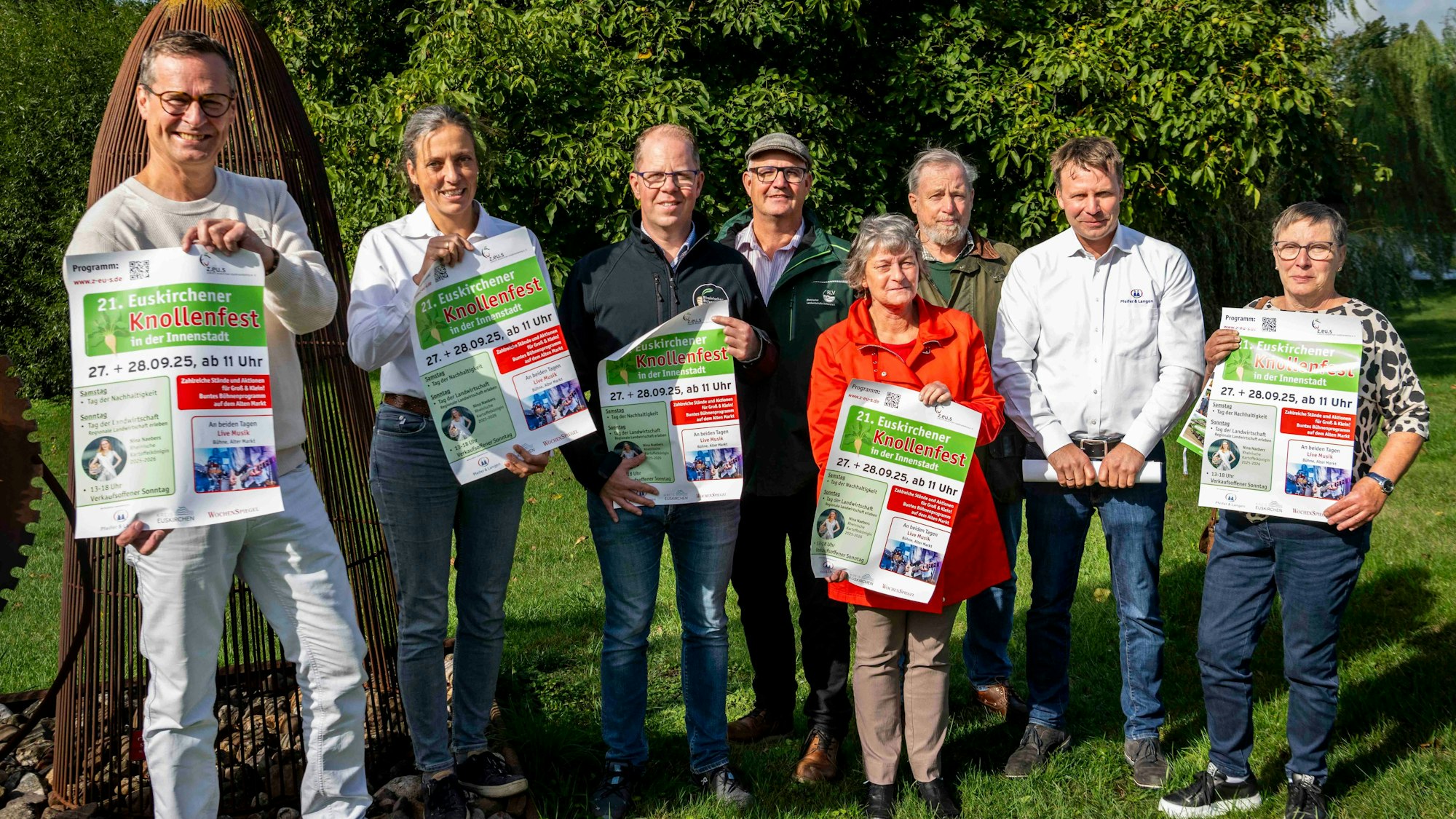 Teilnehmer der Pressekonferenz bei Pfeifer & Langen präsentieren die Plakate des Euskirchener Knollenfests.