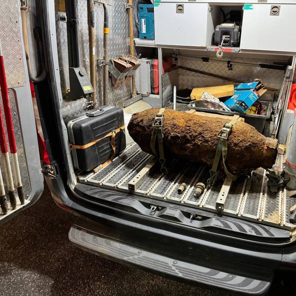 Das Bild zeigt eine entschärfte Bombe in einem Transporter.