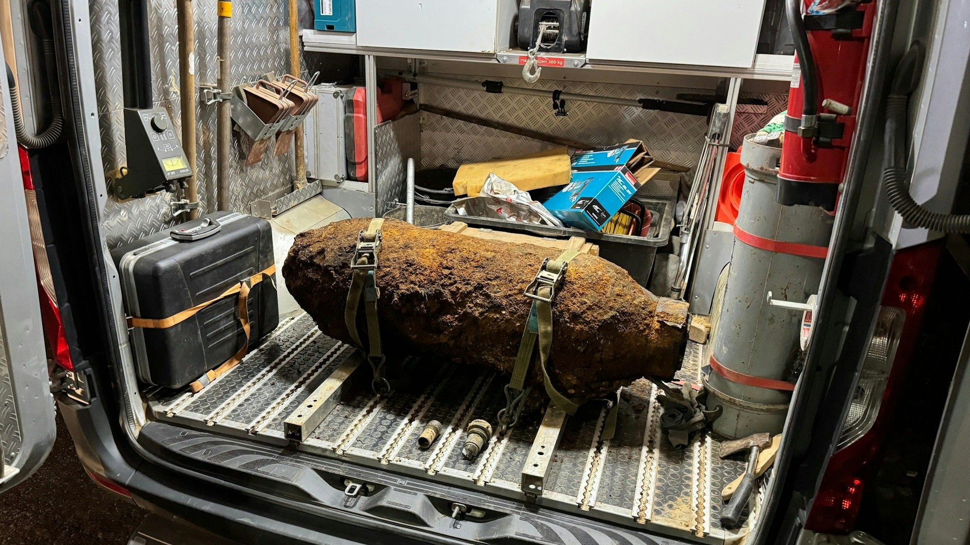 Das Bild zeigt eine entschärfte Bombe in einem Transporter.