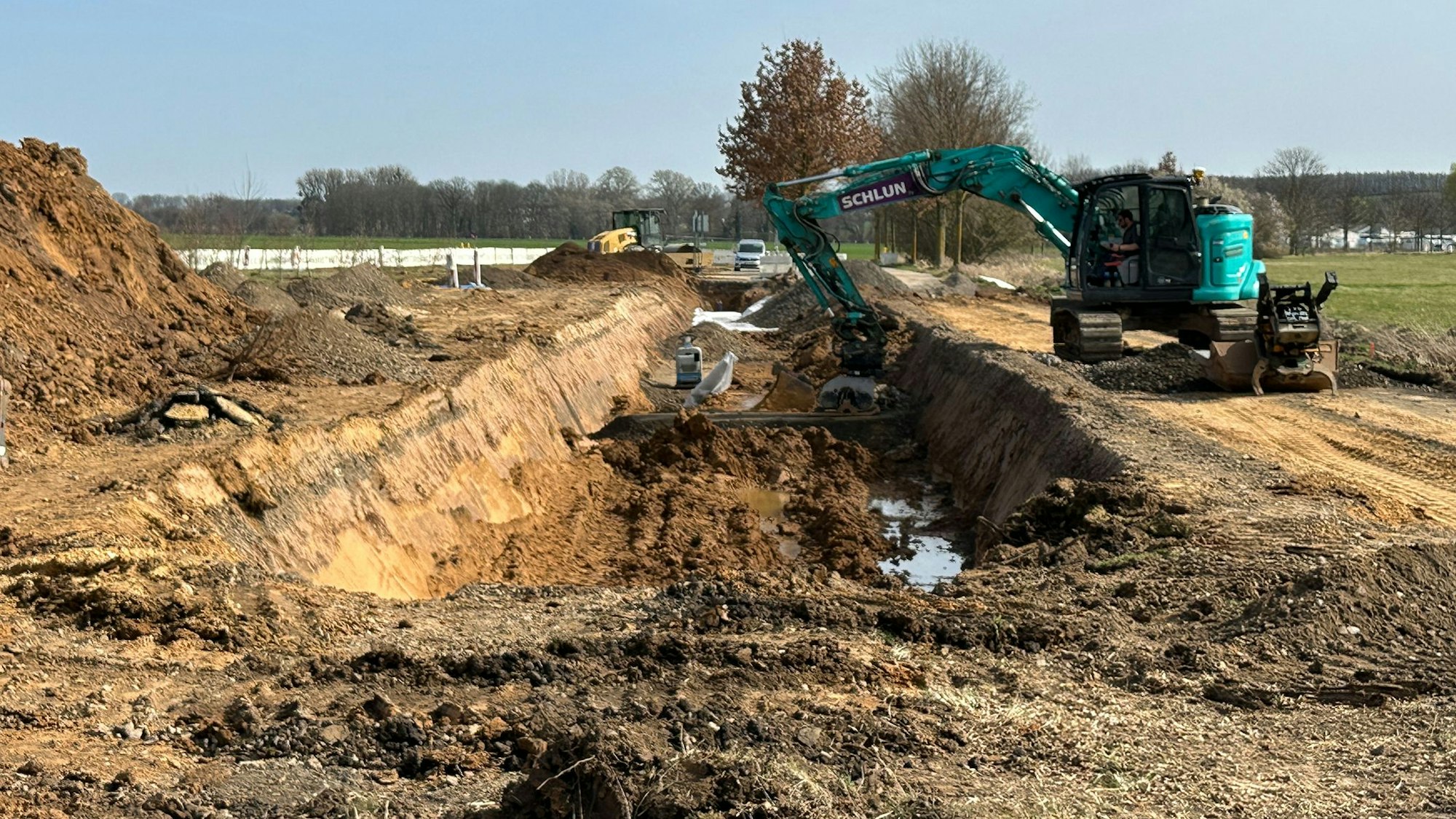Ein Bagger hat einen Graben ausgehoben.