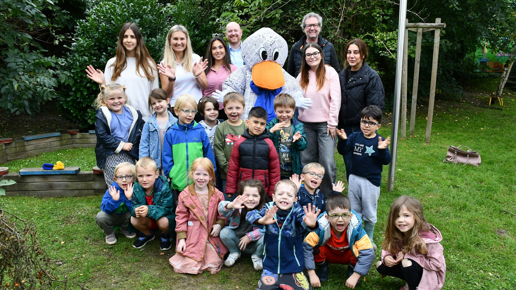 eitungsente Paula Print besucht die Kinder des SKF Familienzentrums St. Margareta in Brühl.
