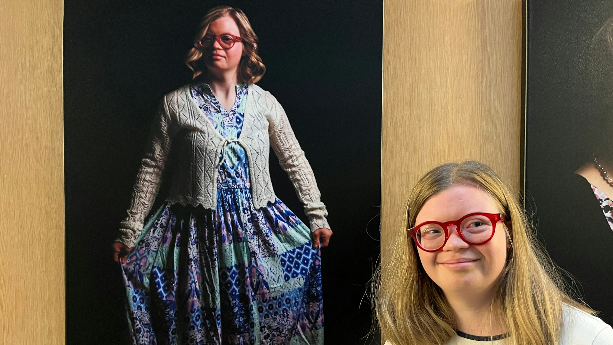 Christin zeigt stolz ihr Bild, das Kleid hat sie eigens zum Fotoshooting mitgebracht.