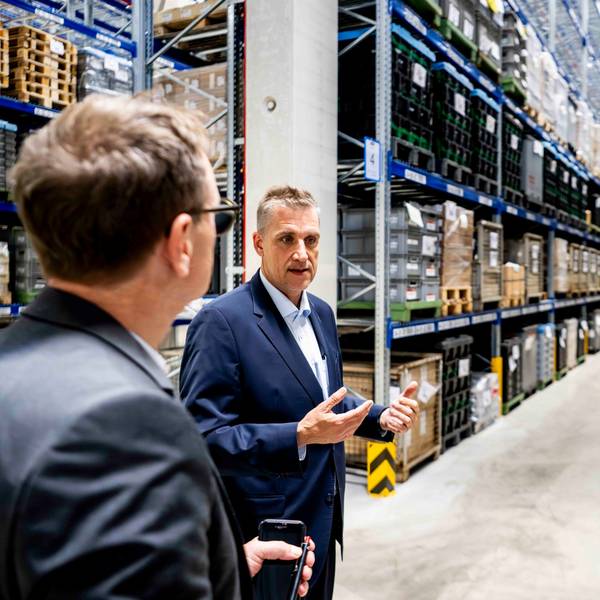 Das Bild zeigt Standortleiter Hendrik Krämer in der neuen Logistikhalle.