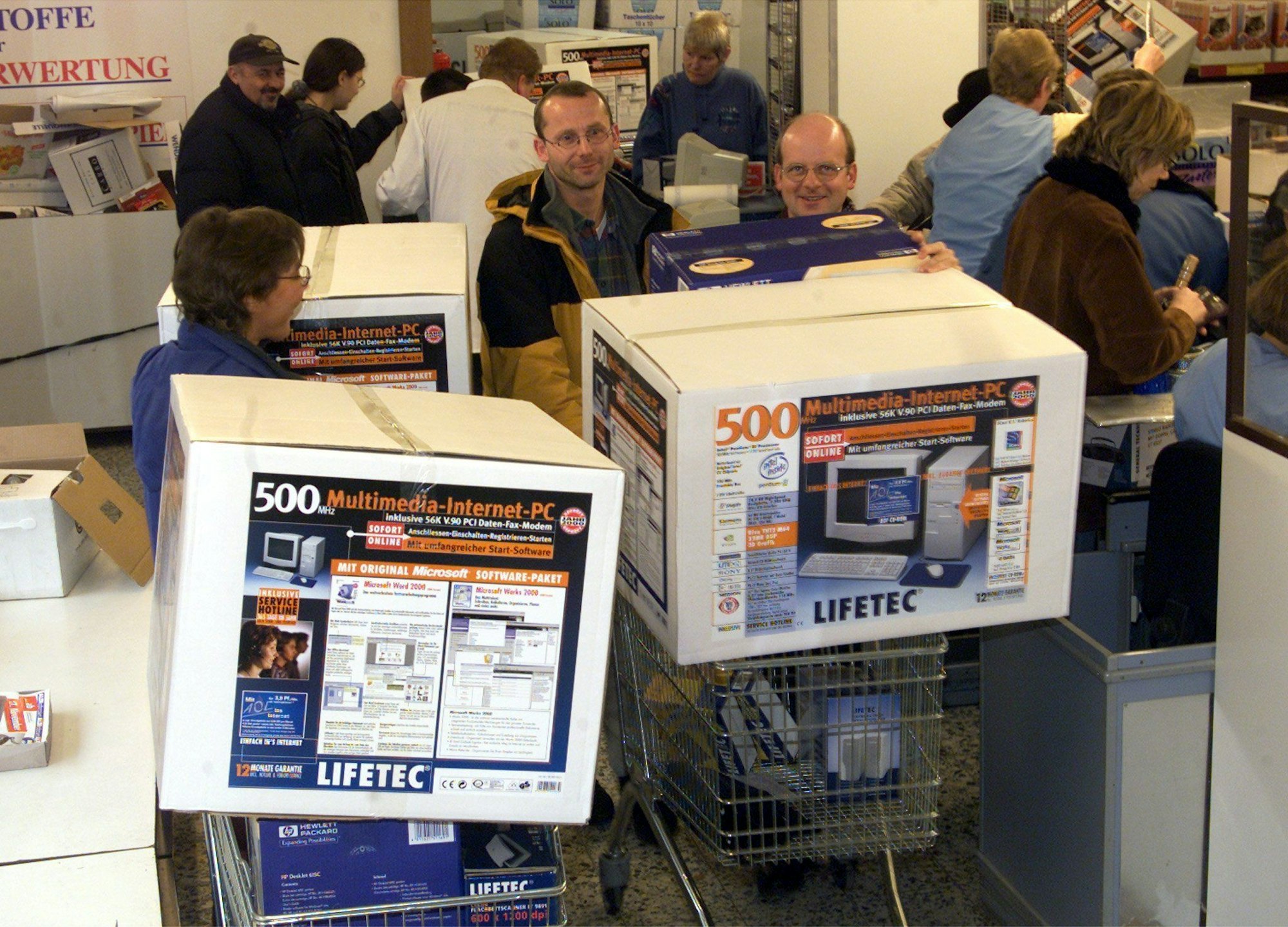 as Archivbild vom 10.11.1999 zeigt Kunden, die ihre neuen „500 Megaherz-Computer“ im Einkaufswagen aus einer Aldi-Filiale in Hamburg schieben.