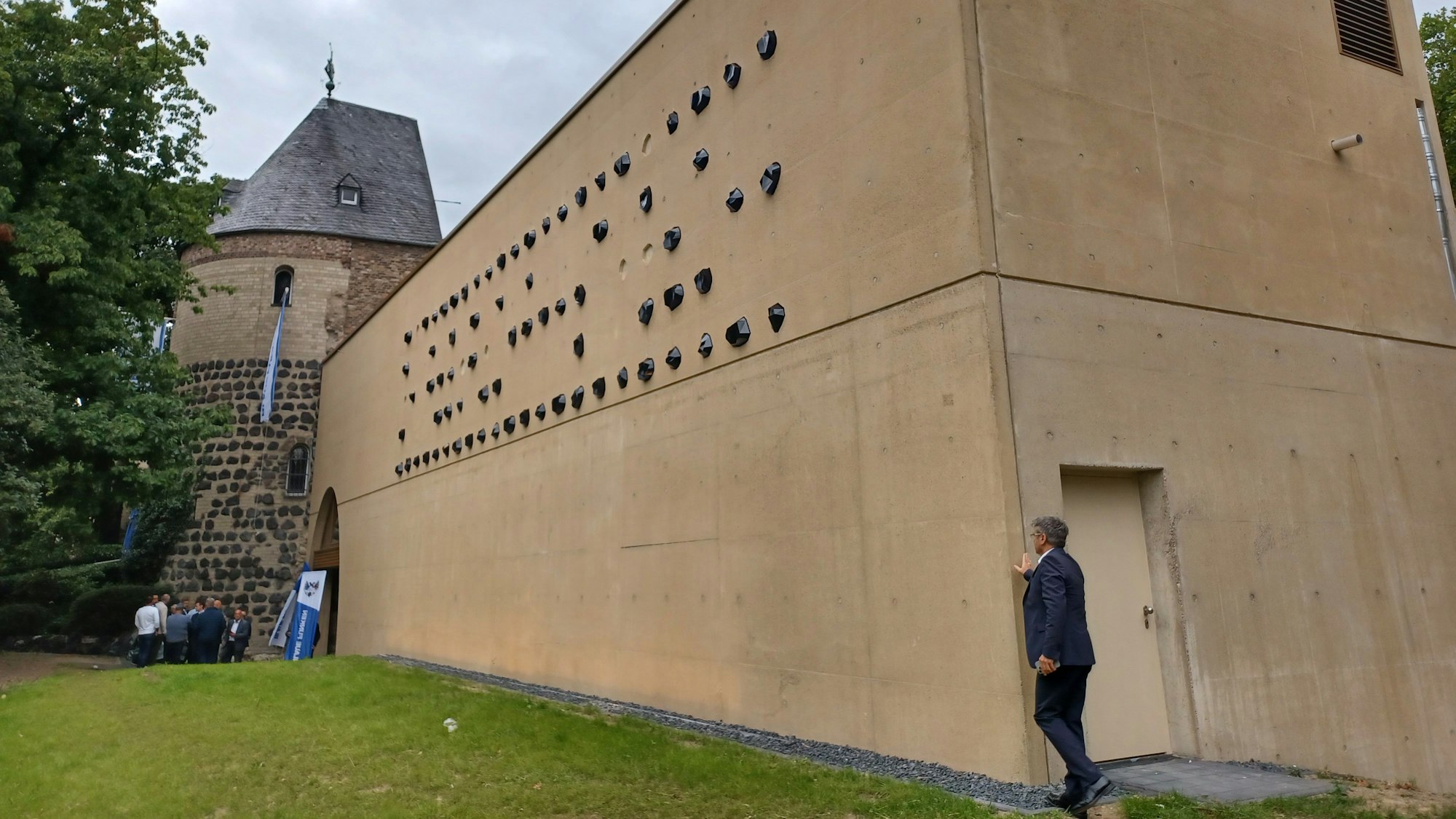 Spezialanfertigung: Das Material für den Entlastungsbau wurde nachträglich mit Säure behandelt, um die gewünschte Farbe zu erzeugen.