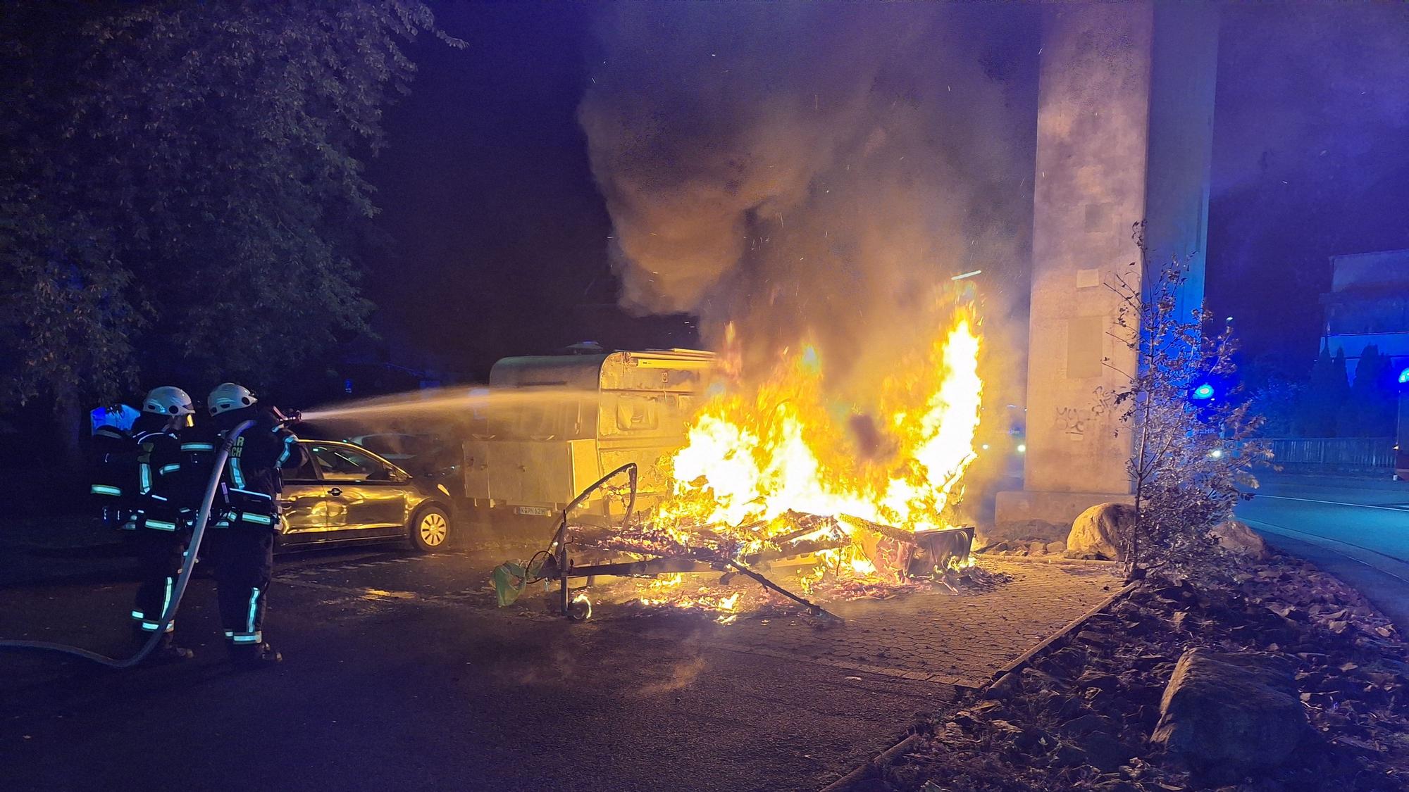 Feuerwehrleute löschen die Flammen.