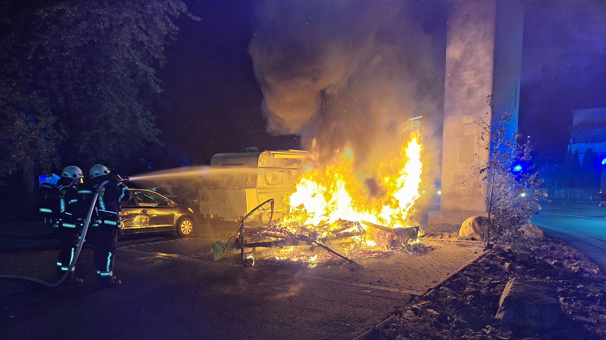 Feuerwehrleute löschen die Flammen.