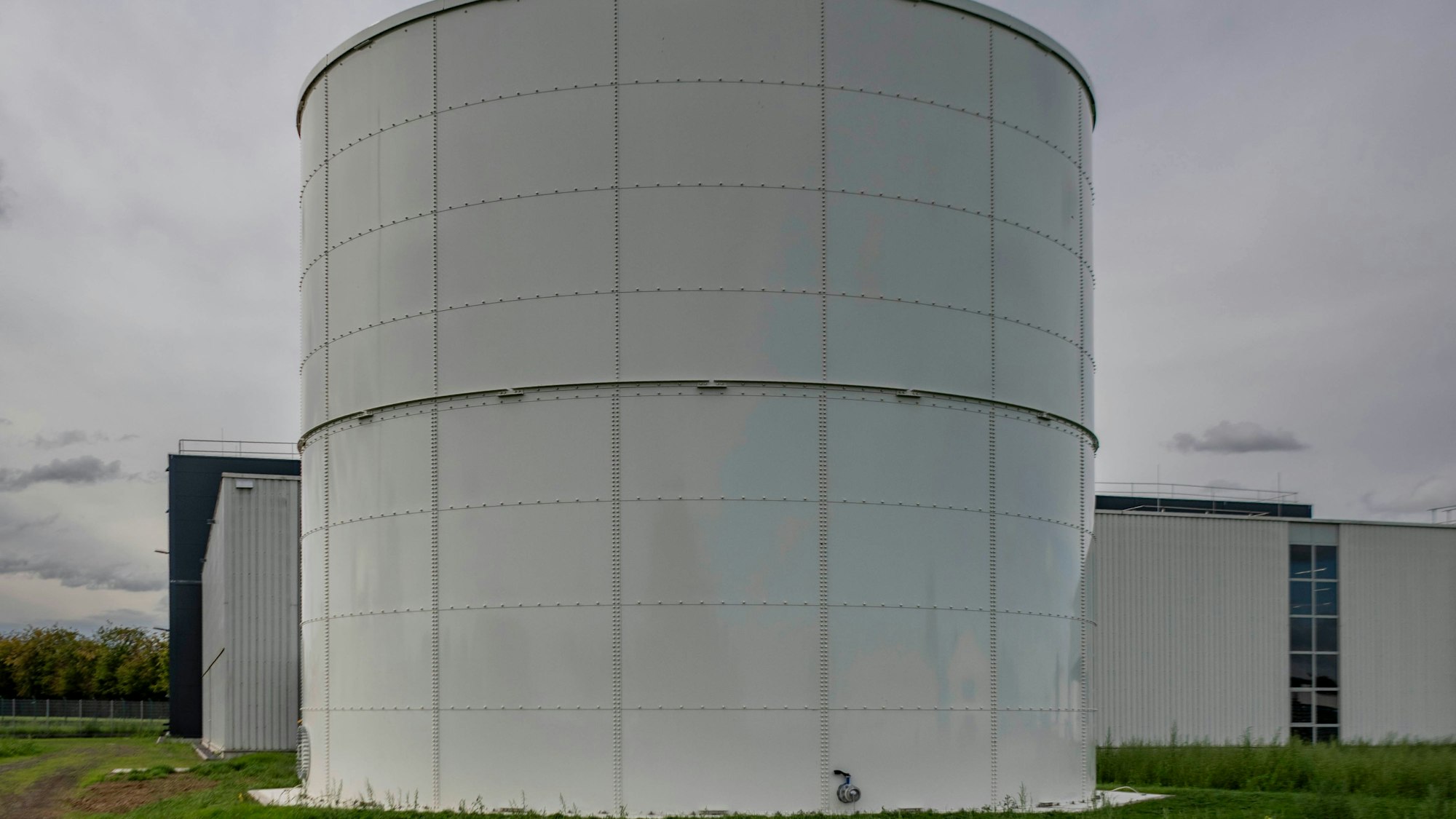 Das Bild zeigt eine Außenaufnahme des Löschwasserturms.