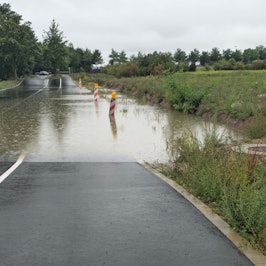 Die Senke in der Straße zum Wassersportsee bei Zülpich ist voll Wasser gelaufen