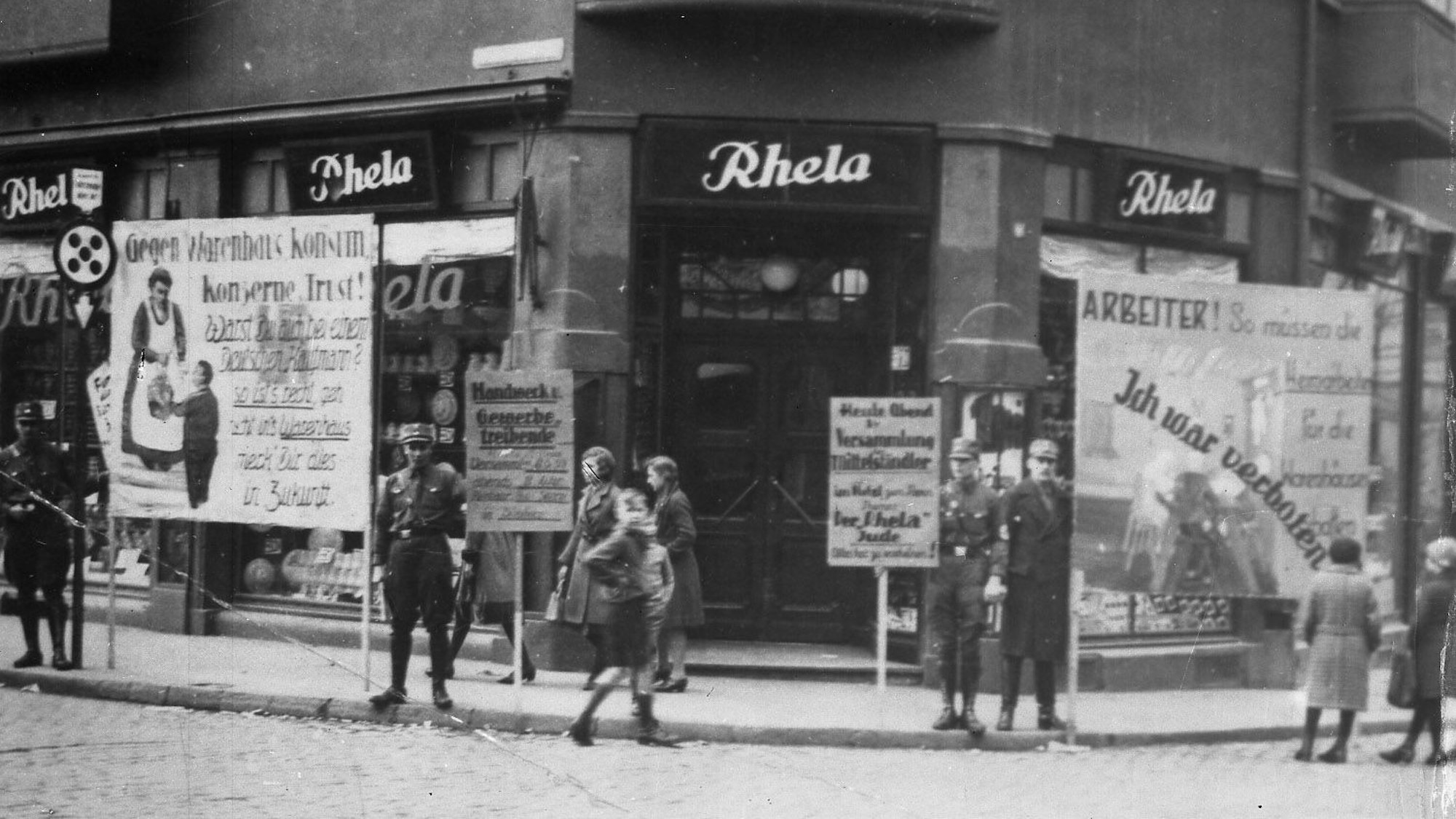SA-Männer vor dem Kaufhaus Rhela am 1. April 1933