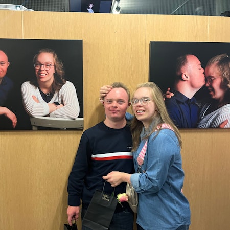 Die inklusive Jugendgruppe, die sich im Jugendzentrum Key trifft, hat nach einem Fotoshooting die Ausstellung „Einzigartig Sichtbar“ im Foyer des Rathauses präsentiert. Jan und Sophia haben sich als Paar ablichten lassen.