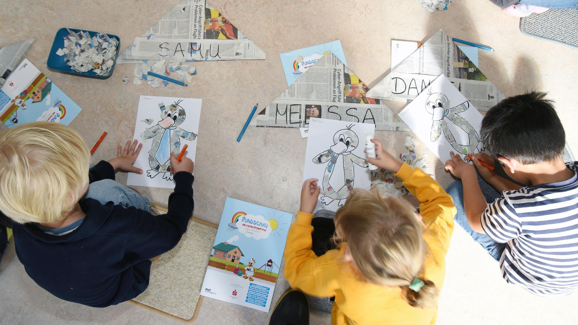 Die Kinder klebten in Paulas Beisein noch kleine Zeitungsenten.)