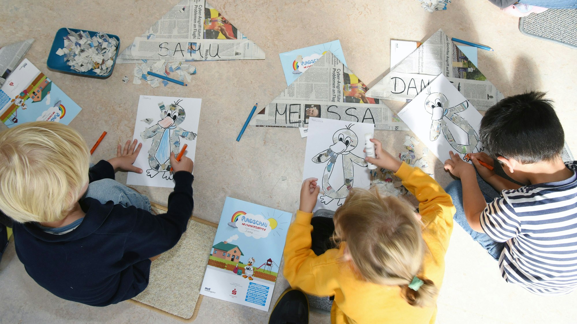 Die Kinder klebten in Paulas Beisein noch kleine Zeitungsenten.)