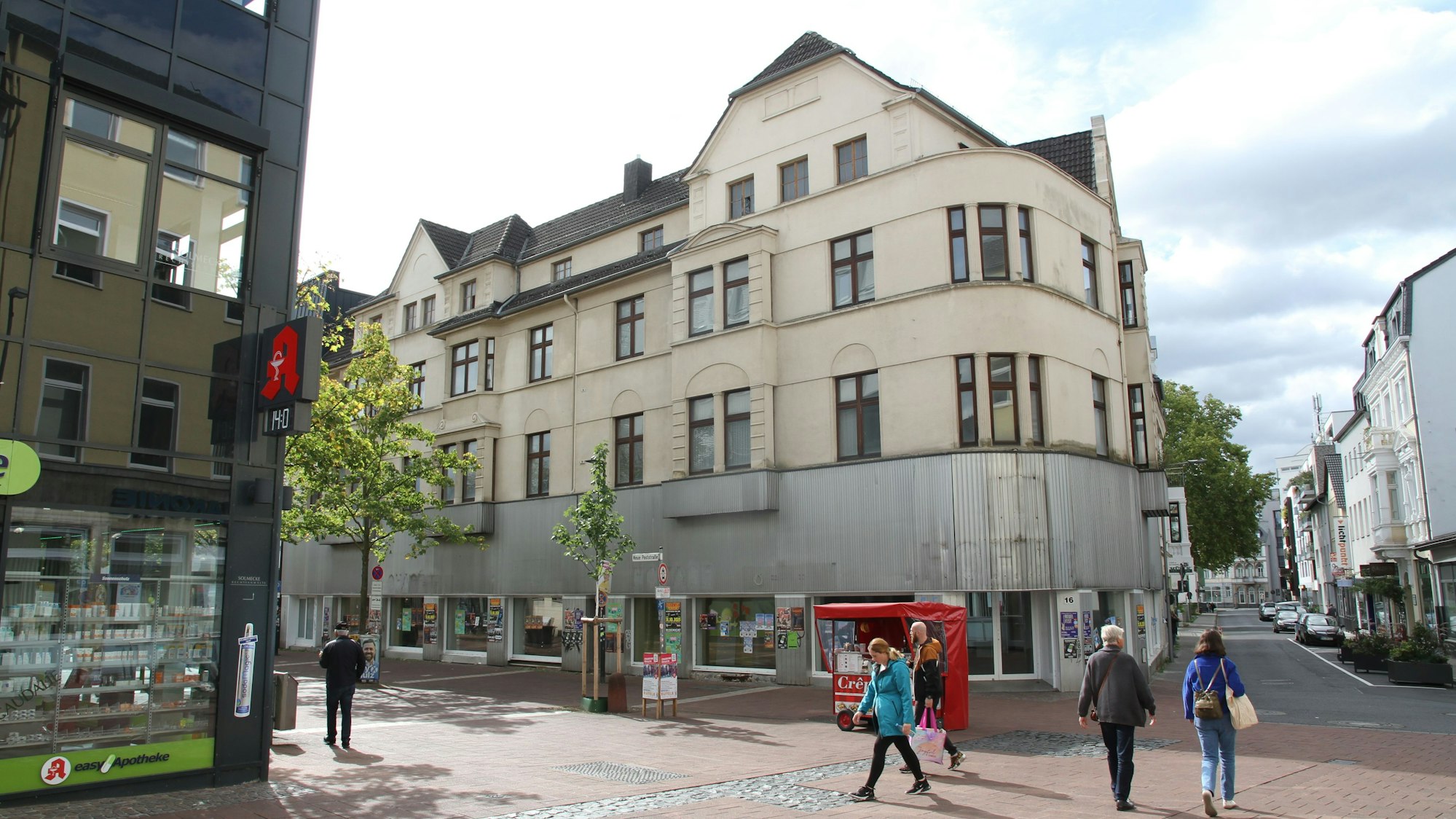 Der Troisdorfer Bauunternehmer Halil Fidan reißt das Haus Ecke Bahnhofstraße/Neue Poststraße ab und baut ein neues Wohn- und Geschäftshaus