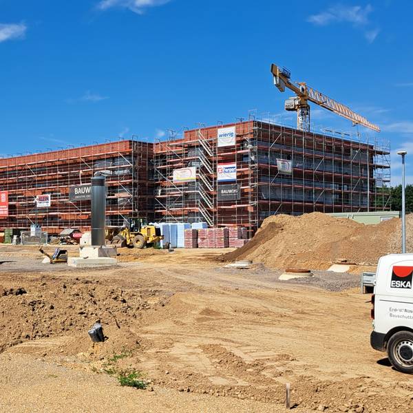 Für geschätzte Kosten in Höhe von 90 Millionen Euro entsteht zurzeit der Erweiterungsbau für das Schulzentrum Nord in Niederkassel-Lülsdorf. Nach den Sommerferien 2026 soll dort der Unterrichtsbetrieb starten.