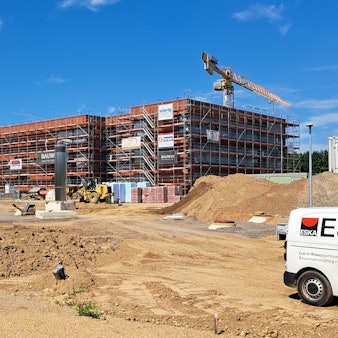 Für geschätzte Kosten in Höhe von 90 Millionen Euro entsteht zurzeit der Erweiterungsbau für das Schulzentrum Nord in Niederkassel-Lülsdorf. Nach den Sommerferien 2026 soll dort der Unterrichtsbetrieb starten.