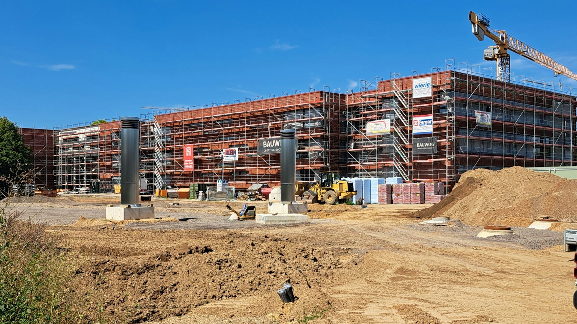 Für geschätzte Kosten in Höhe von 90 Millionen Euro entsteht zurzeit der Erweiterungsbau für das Schulzentrum Nord in Niederkassel-Lülsdorf. Nach den Sommerferien 2026 soll dort der Unterrichtsbetrieb starten.