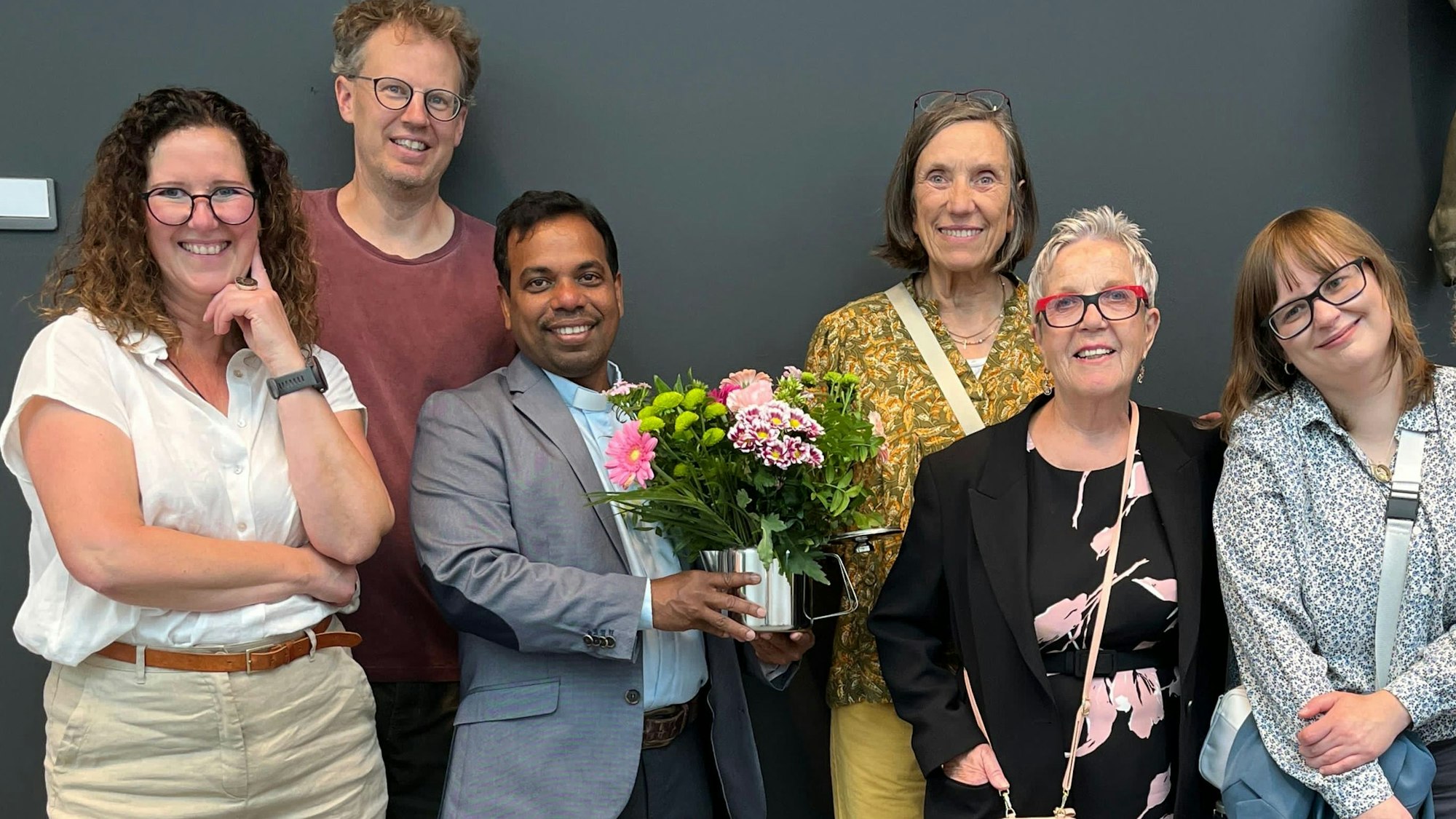 Der Kaplan mit Gemeindemitgliedern.