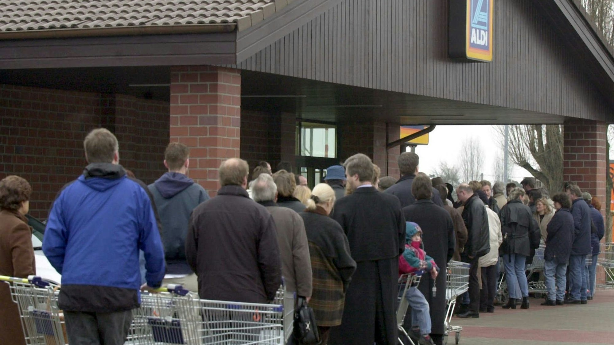 Schlangestehen für einen Aldi-PC. (Archivbild)