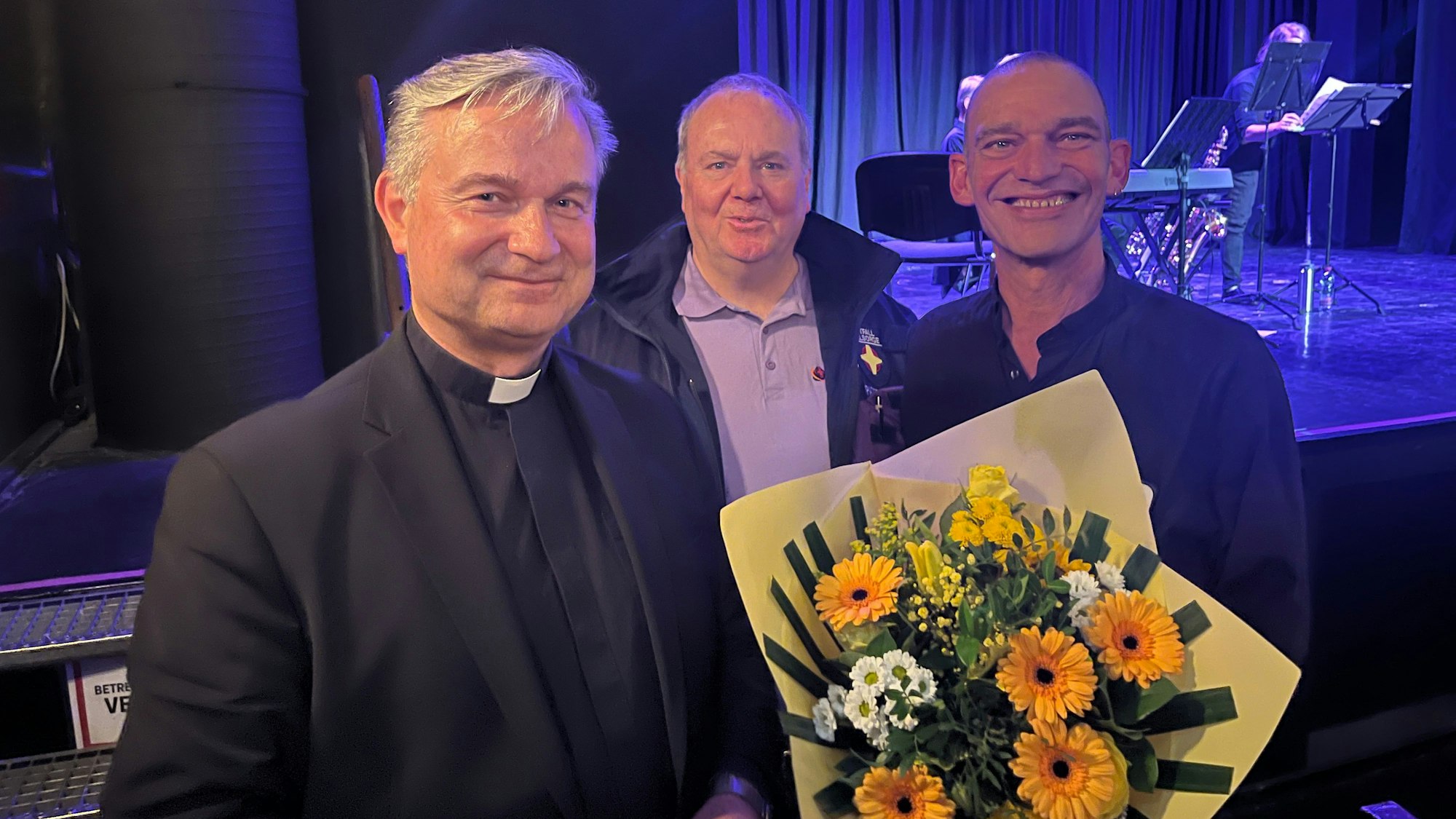 Der Bonner Stadtdechant Dr. Markus Hofmann überbrachte einen Blumenstrauß, vor allem aber Lob und Segenswünsche.