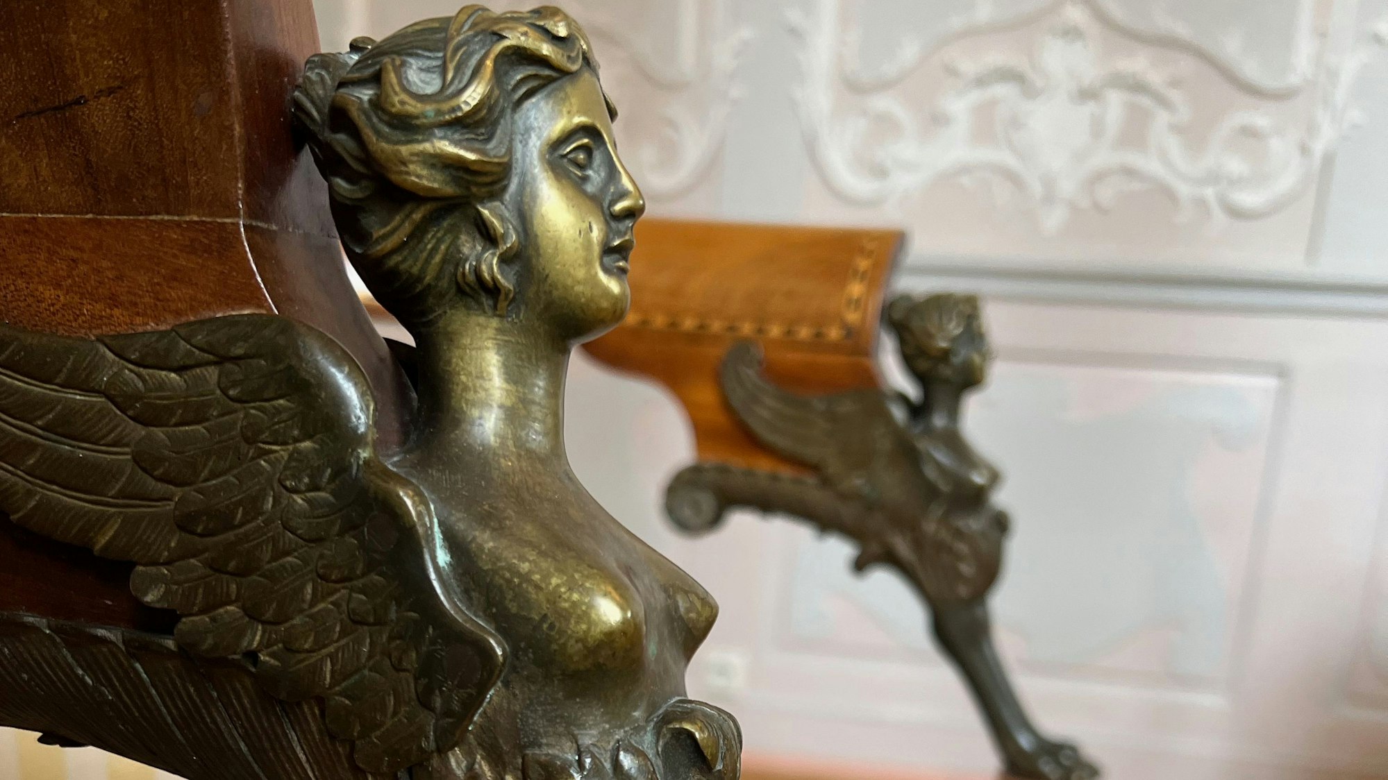 Zu sehen sind Versicherungen an einem Stuhl.