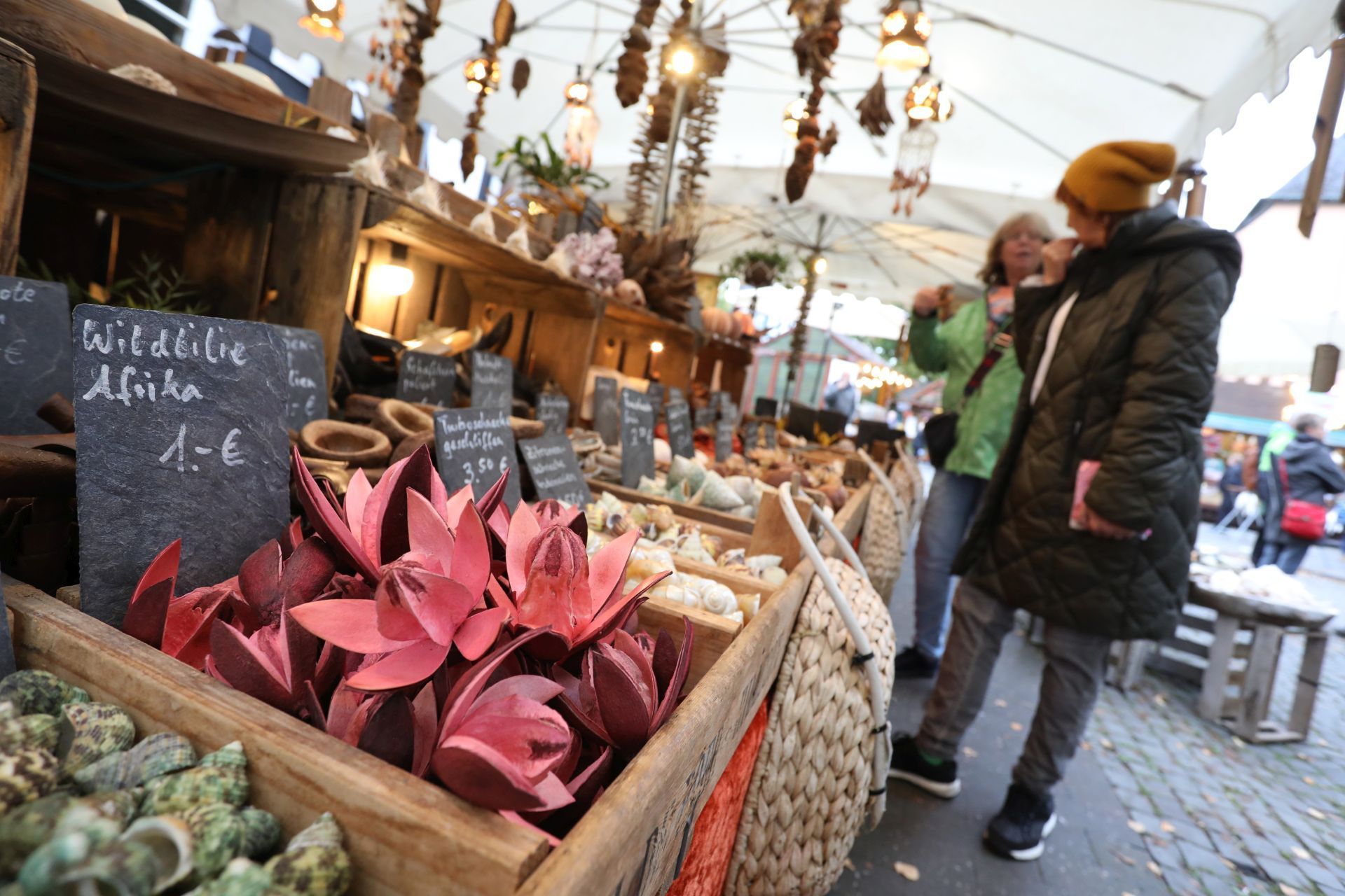 Deko-Artikel auf dem Martini Markt in Bad Honnef.