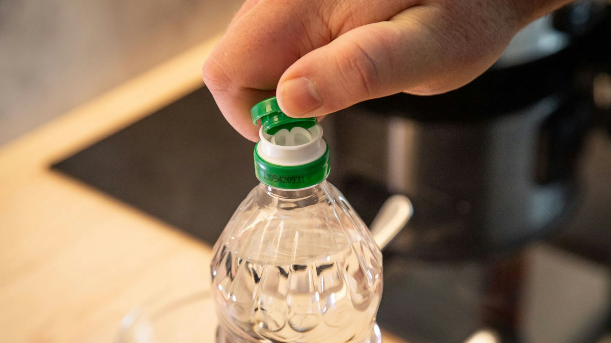 Mehr als ein Verschluss: Zieht man das Kunststoffsiegel der Flasche ab und dreht es um, kann es als Dosierhilfe dienen.