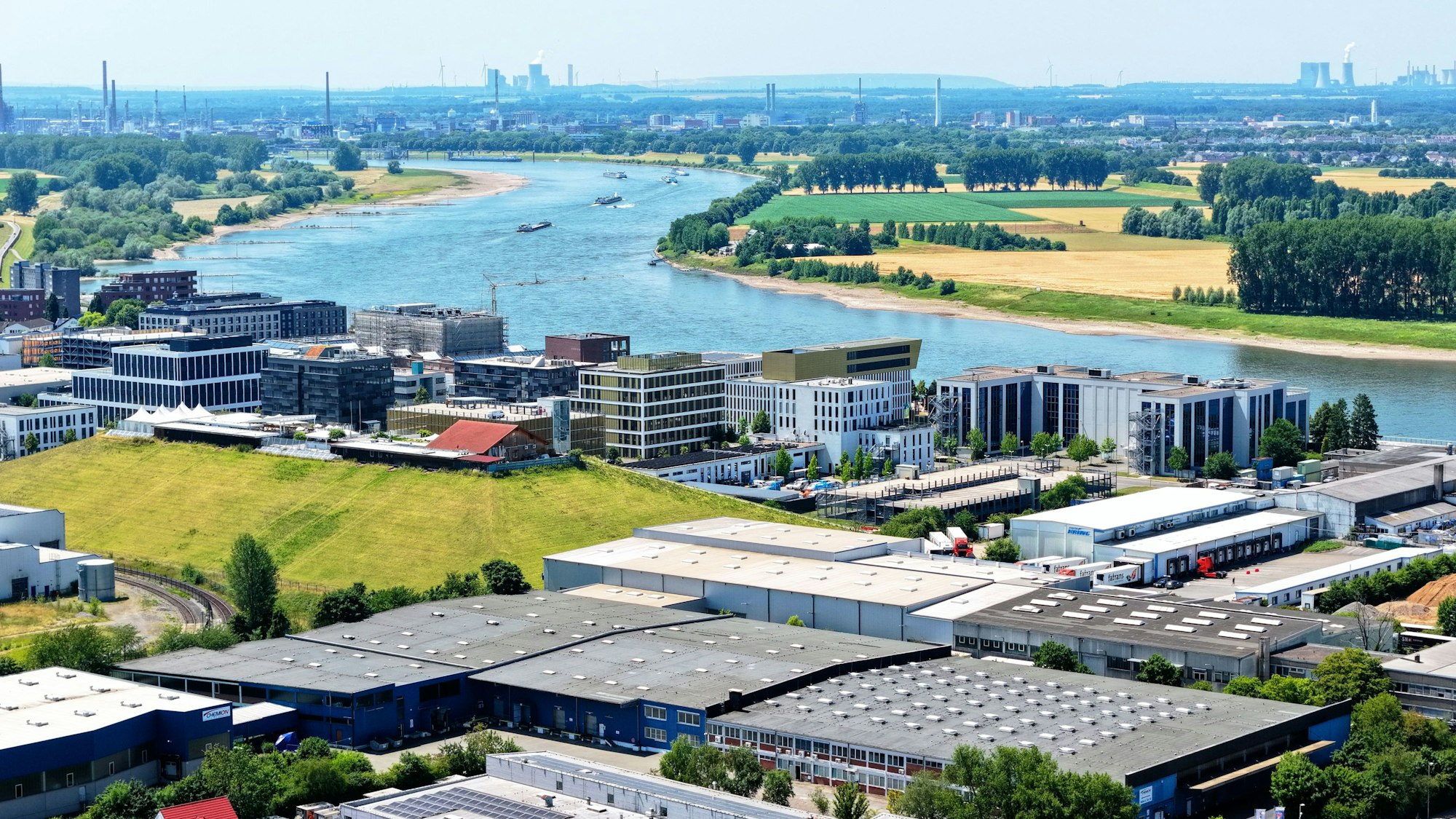 Blick auf Monheim – eine ehemals sehr wohlhabende Stadt, die aktuell aber mit geringen Einnahmen und Schulden zu kämpfen hat.