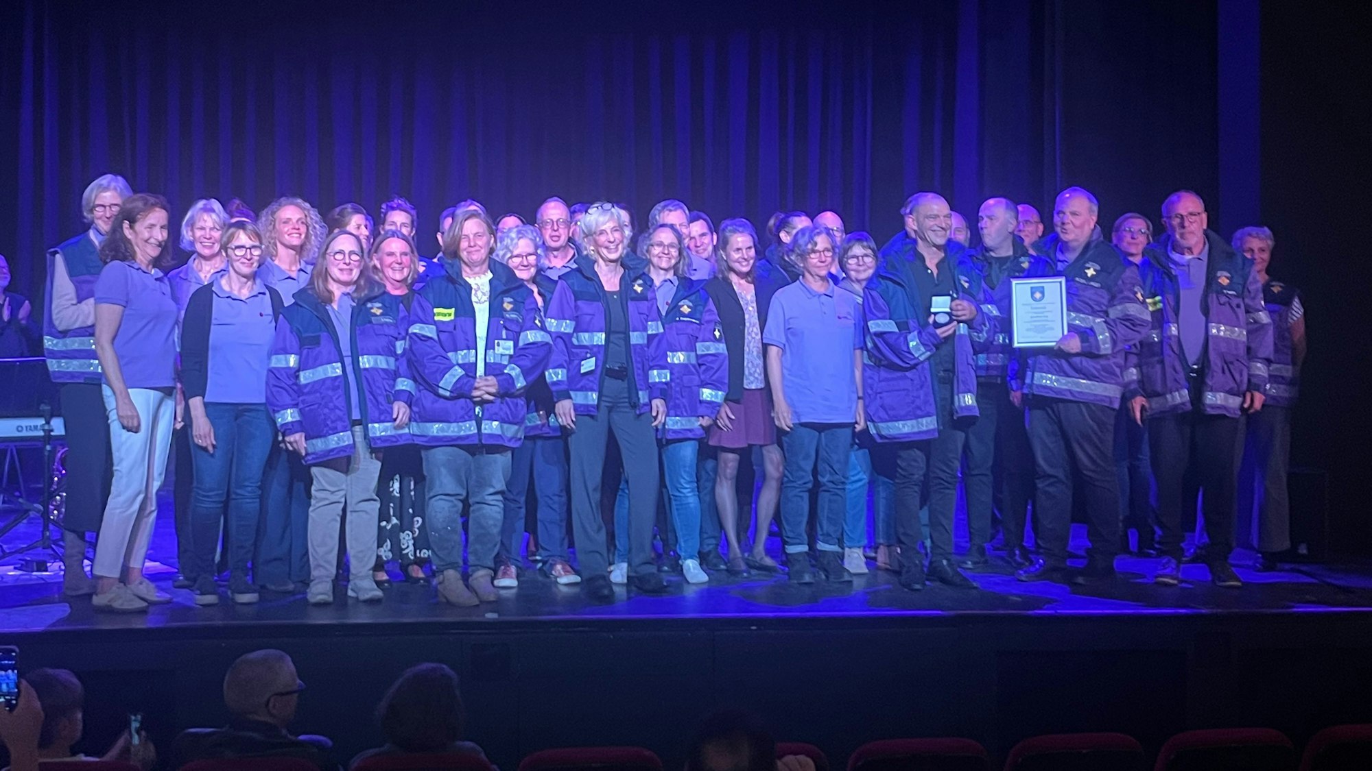 Die Notfallseelsorge Bonn/Rhein-Sieg feierte im Jungen Theater Bonn in Beuel ihr 25-jähriges Bestehen. Das Team der Notfallseelsorge wurde mit einer Medaille durch das Landespfarramt geehrt.