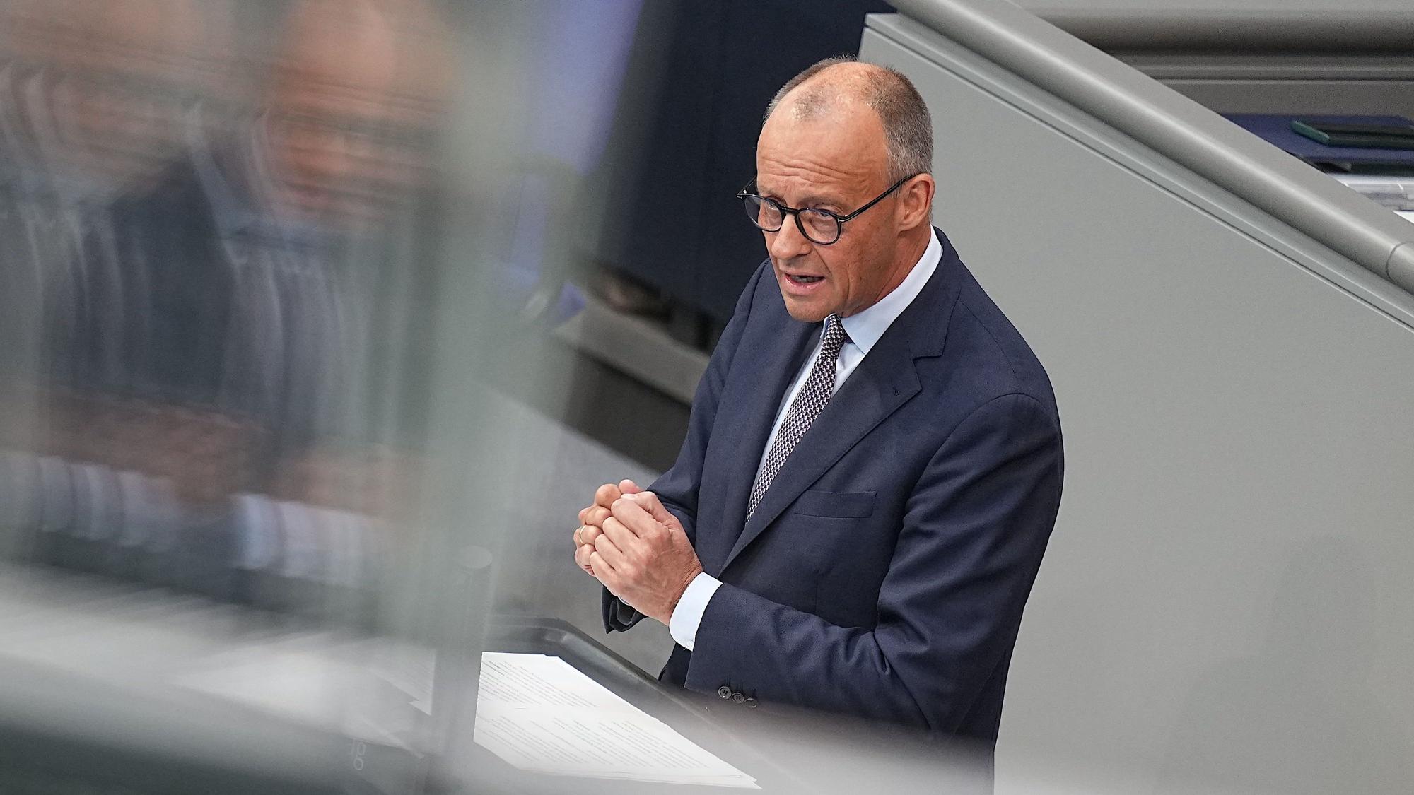 Bundeskanzler Friedrich Merz (CDU) spricht in der Generaldebatte in der Haushaltswoche im Bundestag.