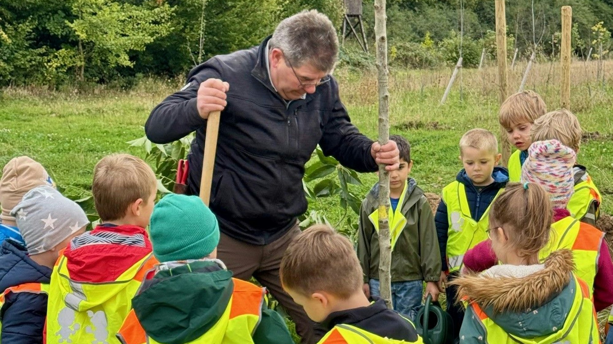 Christoph Schorn von der Baumschule Ley zeigte, wie man einen Baum richtig einpflanzt.