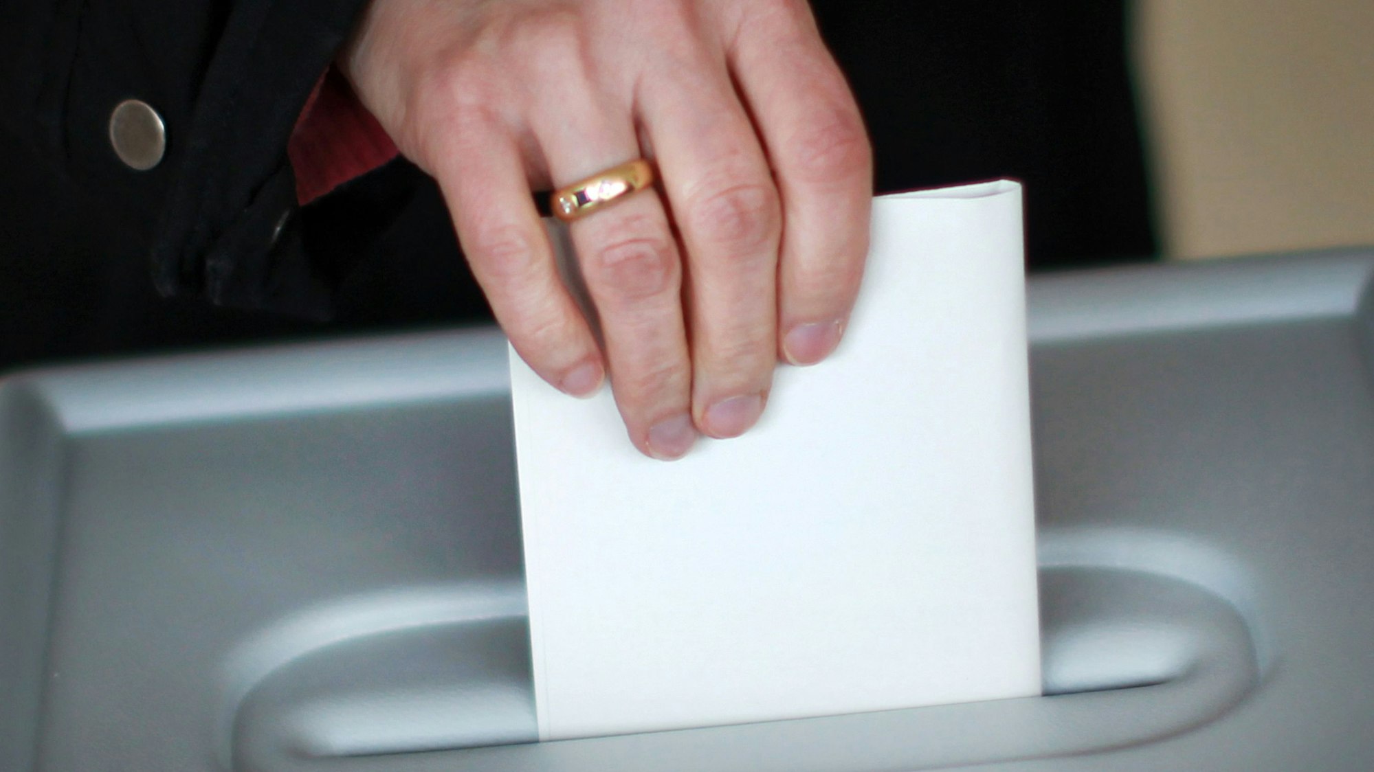 Eine Frau gibt in einem Wahllokal ihre Stimme ab.