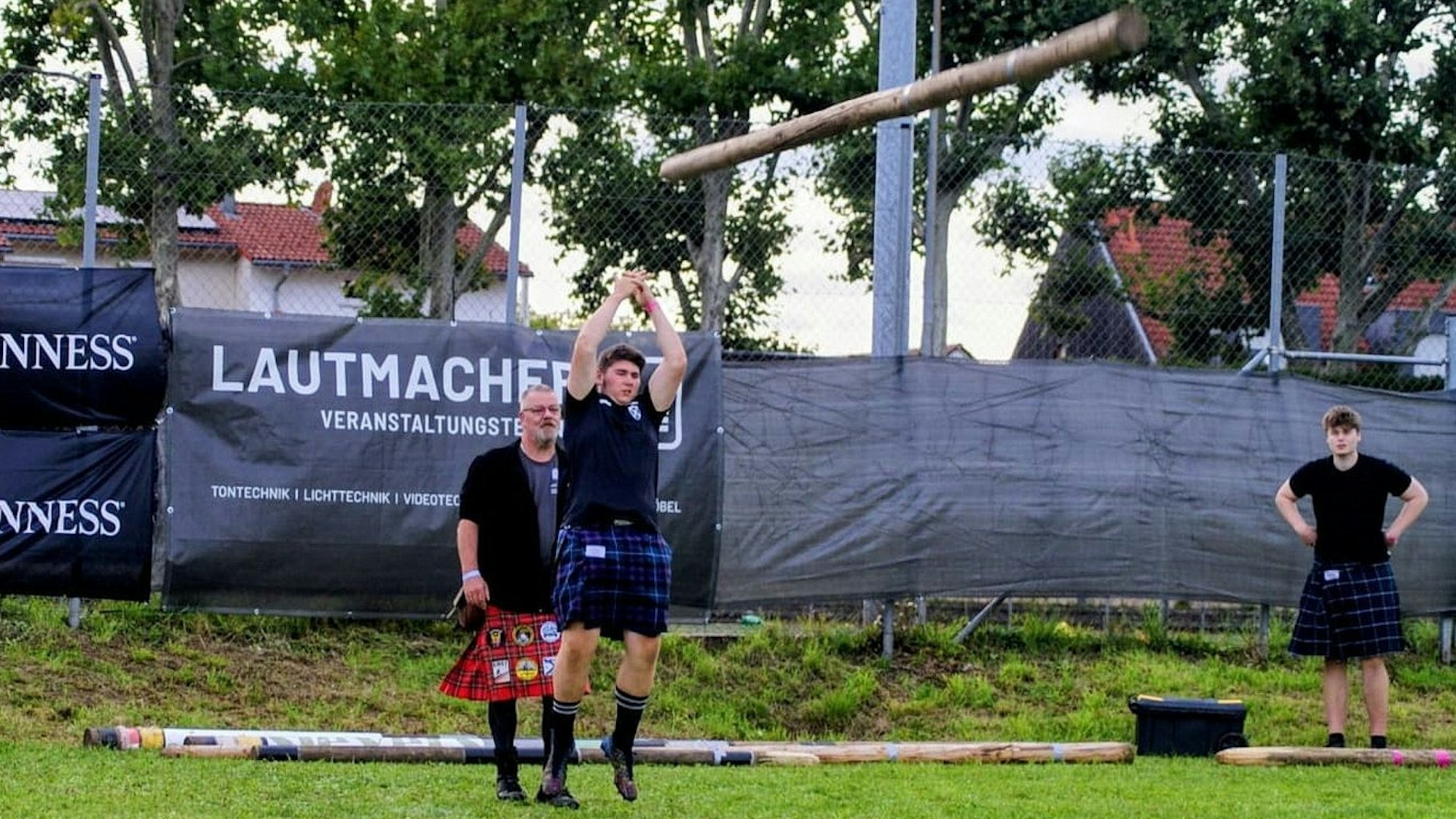 Louis Hochgürtel tritt zum Baumstammdrehen („Tossing the Caber“) an.