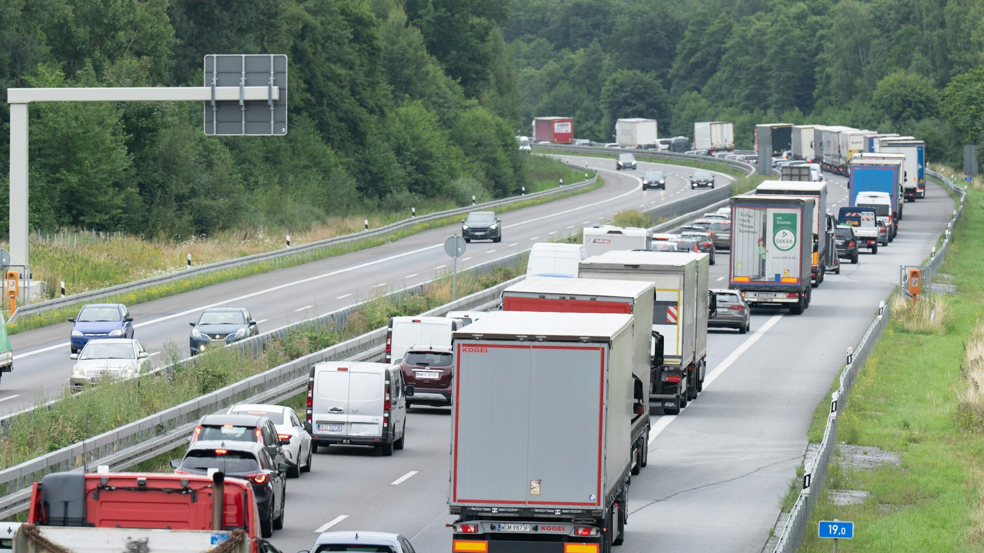 Stau auf einer Autobahn (Symbolfoto).