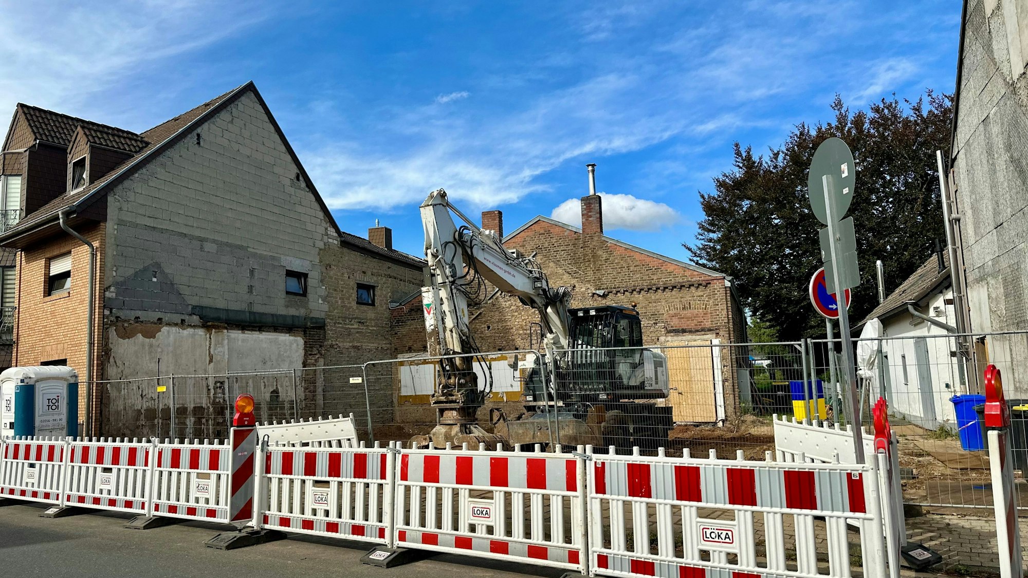 Zu sehen ist die Lücke in einer Häuserreihe, da ein Gebäude abgebrochen wurden.