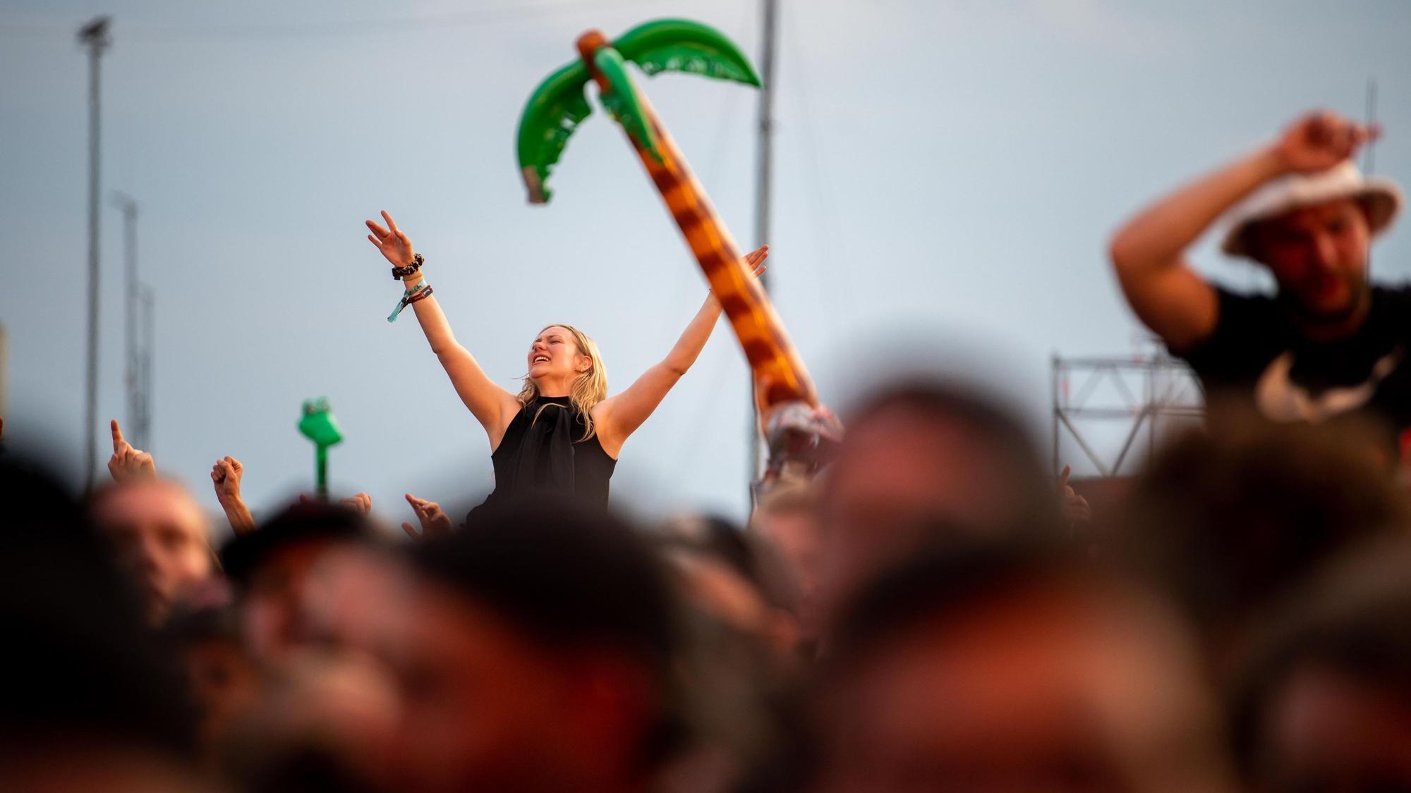 Besucherinnen und Besucher feiern bei Rock am Ring 2022.